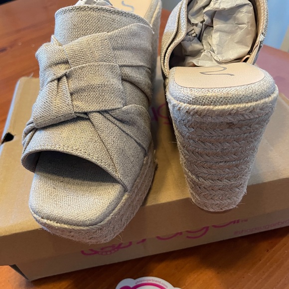 Sugar Tan Wedge Sandals with Bow - Picture 4 of 8